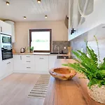 Comfortable Home, Sauna Hot Tub Included