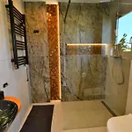 Comfortable Home, Sauna Hot Tub Included