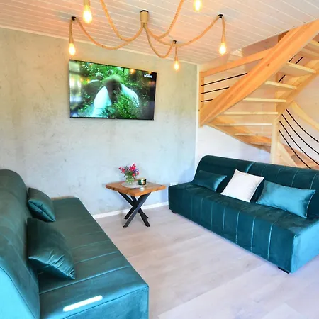 Comfortable Home, Sauna Hot Tub Included *